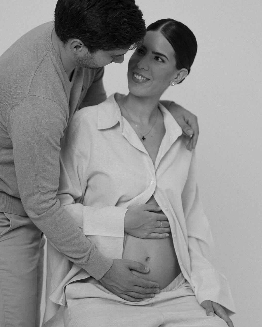 Josefina Vargas Llosa anuncia su embarazo en Instagram junto a su esposo Emiliano Camarena.