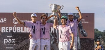 El equipo campeón celebra con