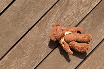 Un oso de peluche en