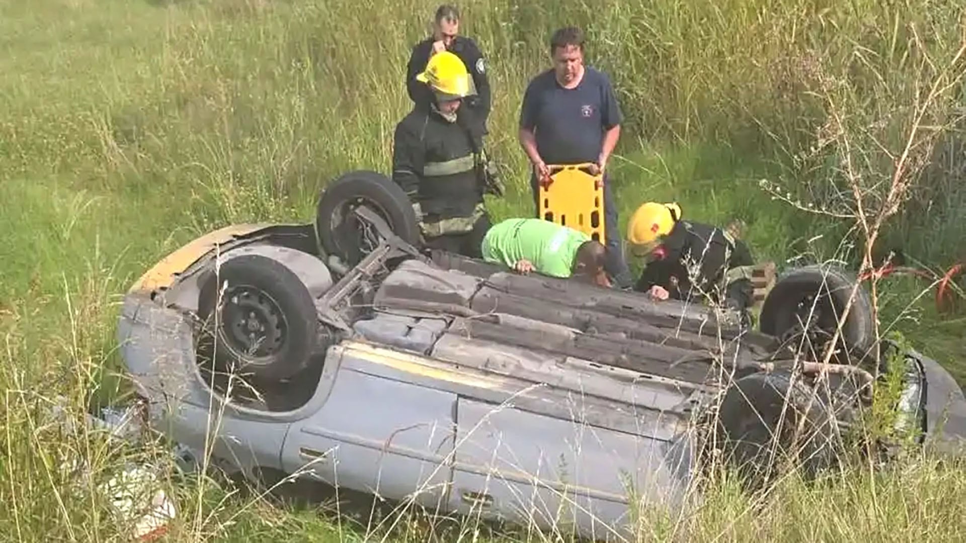Los rescatistas salvando a Carlos “Coco” Bello, luego de que este pasara nueve horas encerrado en su vehículo