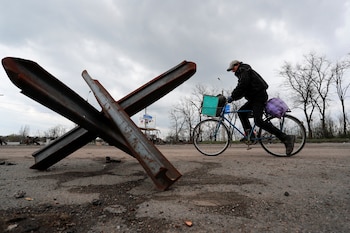 Un hombre anda en bicicleta