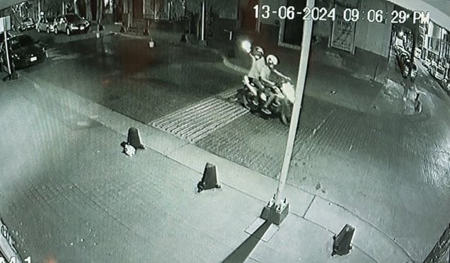 Dos sujetos a bordo de una motocicleta efectuaron los disparos. (Captura de pantalla)