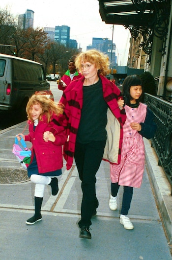Mia farrow con sus hijas