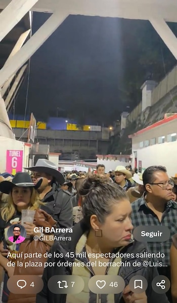 Personas con sombreros caminan por un recinto nocturno cerca de un letrero con la inscripción Túnel 6