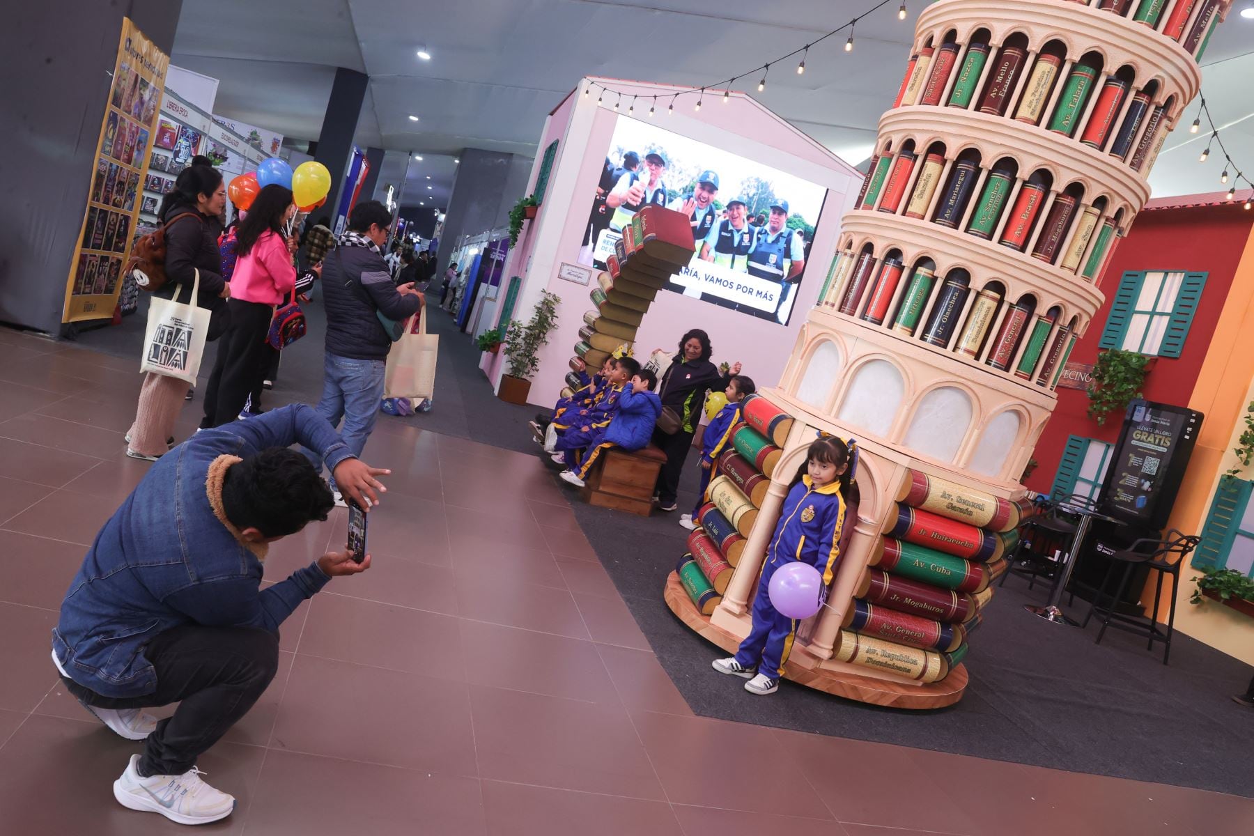 Masiva asistencia de público de todas las edades durante el primer día de la 29 Feria Internacional del Libro FIL Lima 2025, que como todos los años se realiza en el parque Próceres de la Independencia de Jesús María, y abrirá sus puertas al público hasta el 6 de agosto. Foto: ANDINA/Melina Mejía