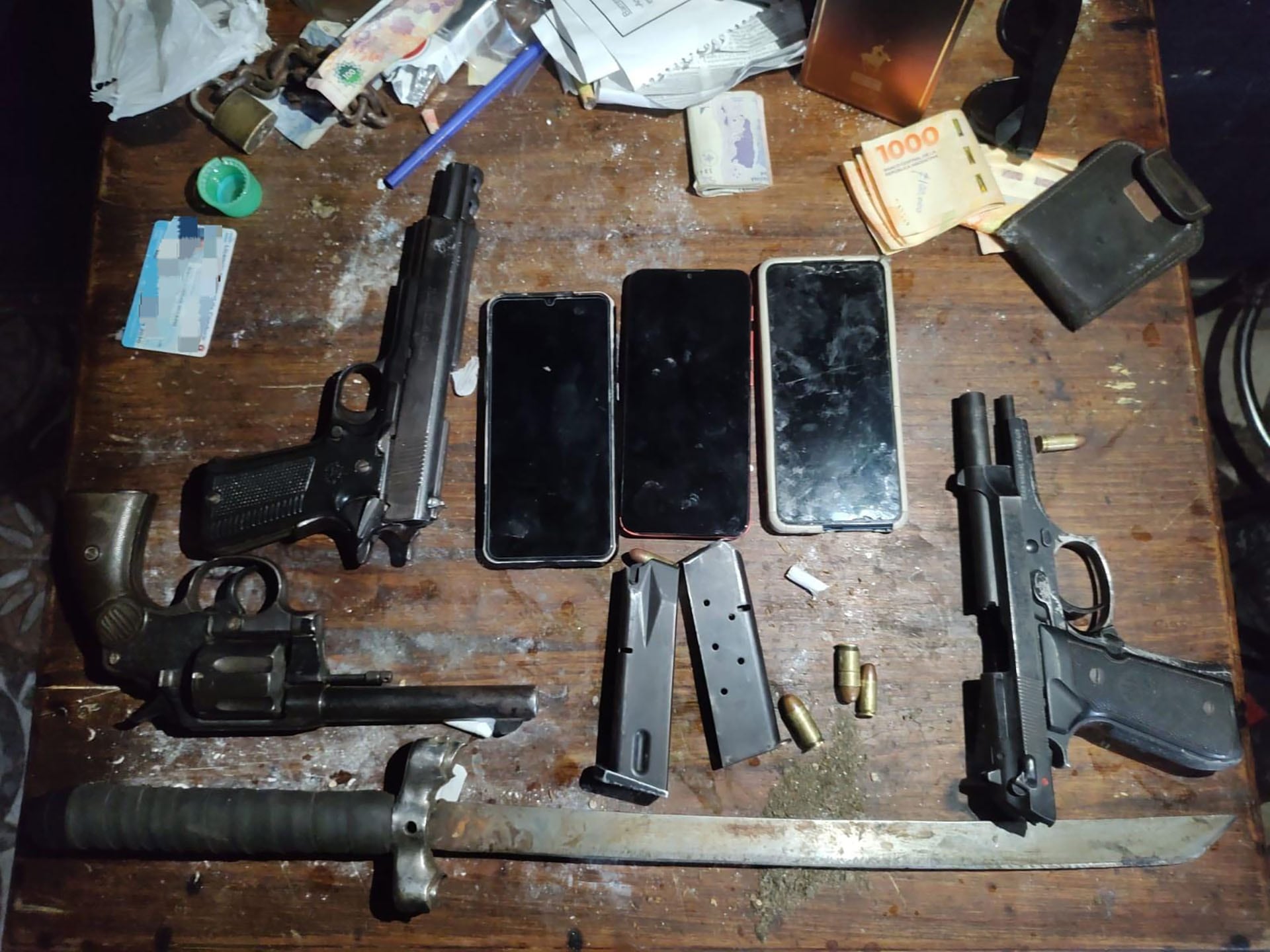En el operativo secuestraron tres armas de fuego, dos pistolas y un revólver.
