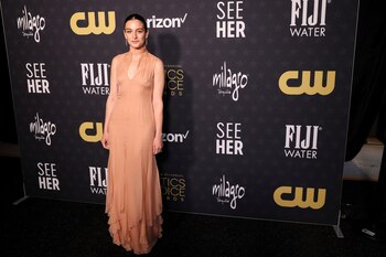 Jenny Slate y un look