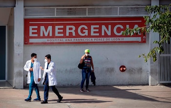 Trabajadores de la salud caminan