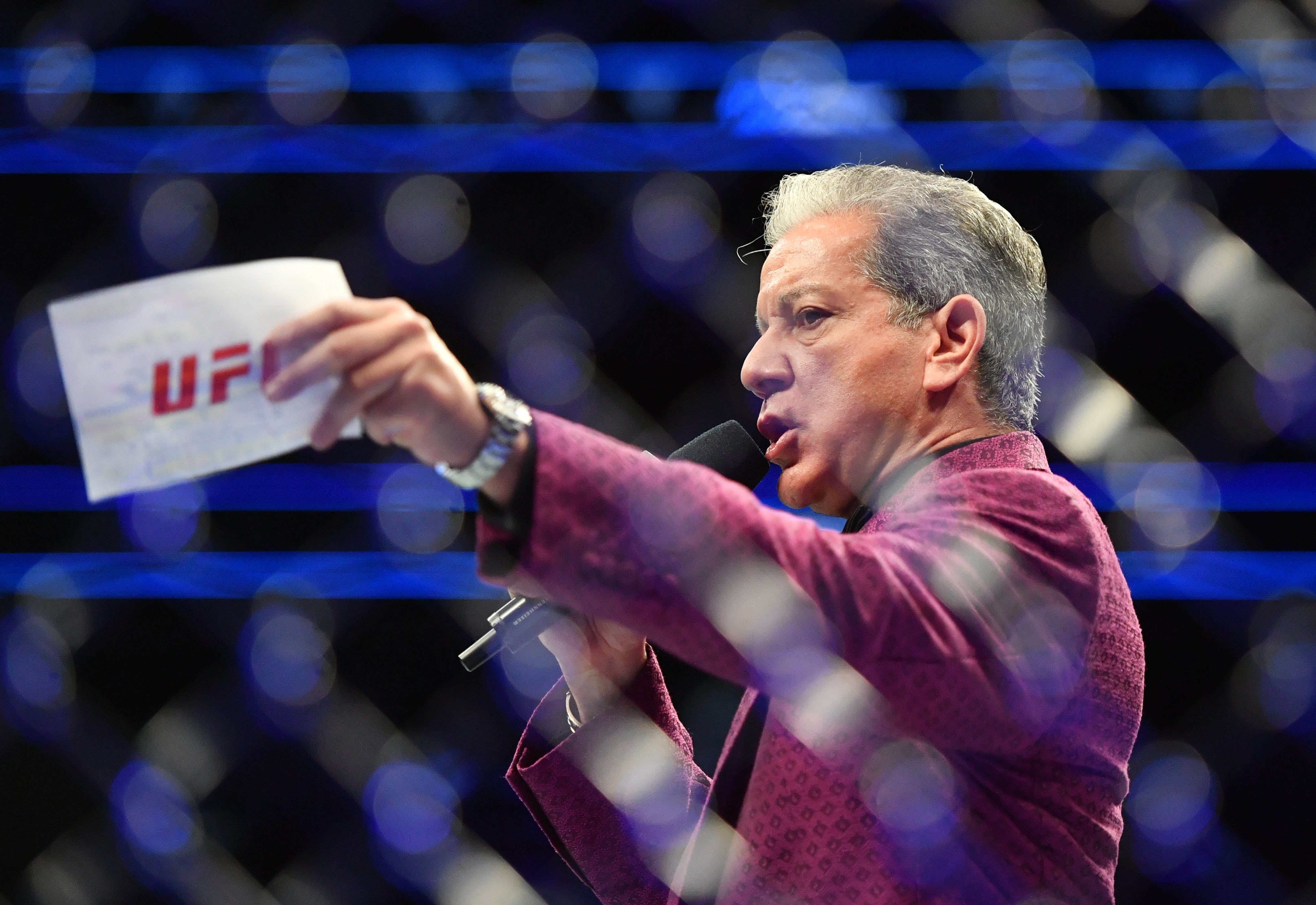 La emblemática voz de Bruce Buffer debutó en UFC 10 en 1998 y se ha mantenido desde entonces como referente indiscutible de la organización (Mandatory Credit: Jasen Vinlove-USA TODAY Sports)