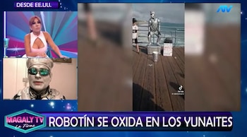 Pantalla dividida con la conductora Magaly Medina, el artista Robotín en una videollamada y una grabación de su actuación en un muelle