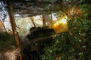 Soldados ucranianos disparan contra las