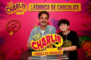 Willy Wonka invadió calle Corrientes: el adelanto de Charlie y la fábrica de chocolate a pura magia y canto
