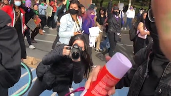 Periodista denuncia que mujeres manifestantes