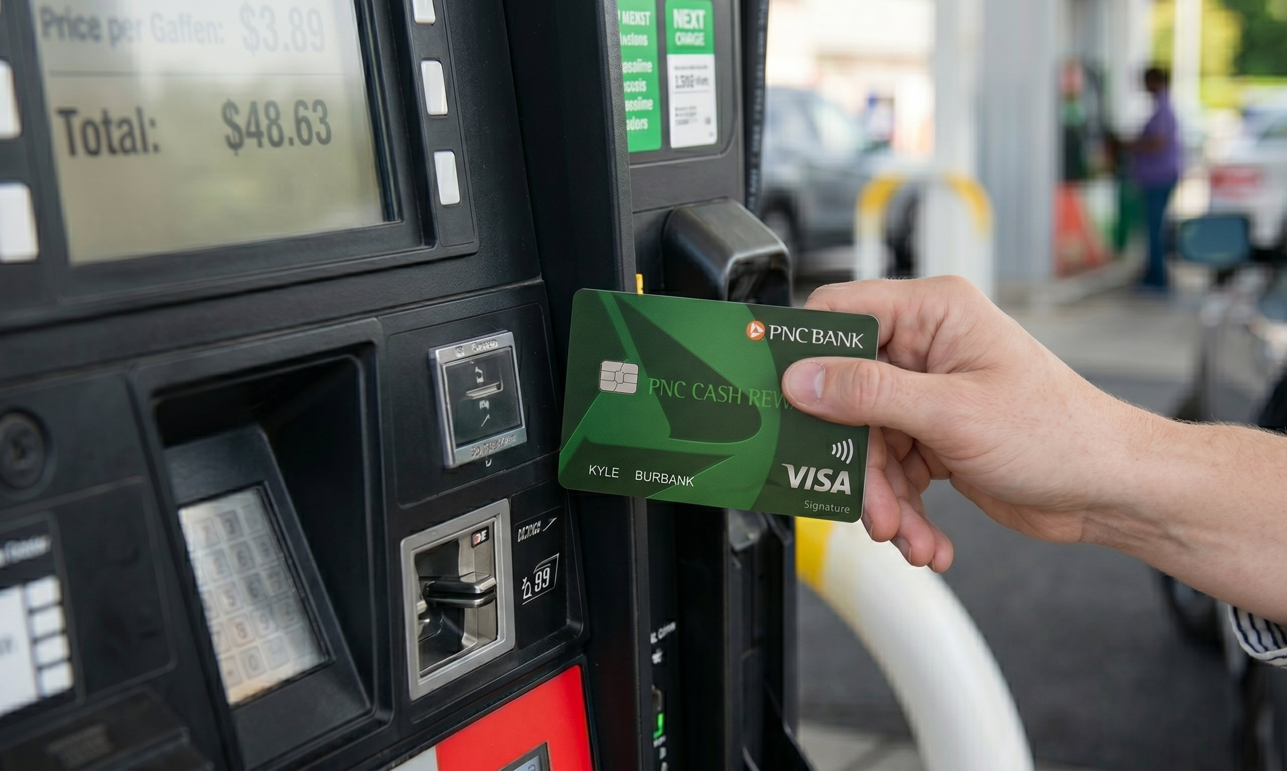 Una persona utiliza una tarjeta de crédito PNC Bank Visa para pagar por gasolina en un surtidor, con el total de $48.63 visible en la pantalla. (Imagen Ilustrativa Infobae)