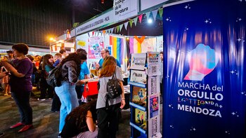 El stand atacado expone publicaciones