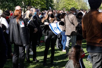 Una mujer con la bandera