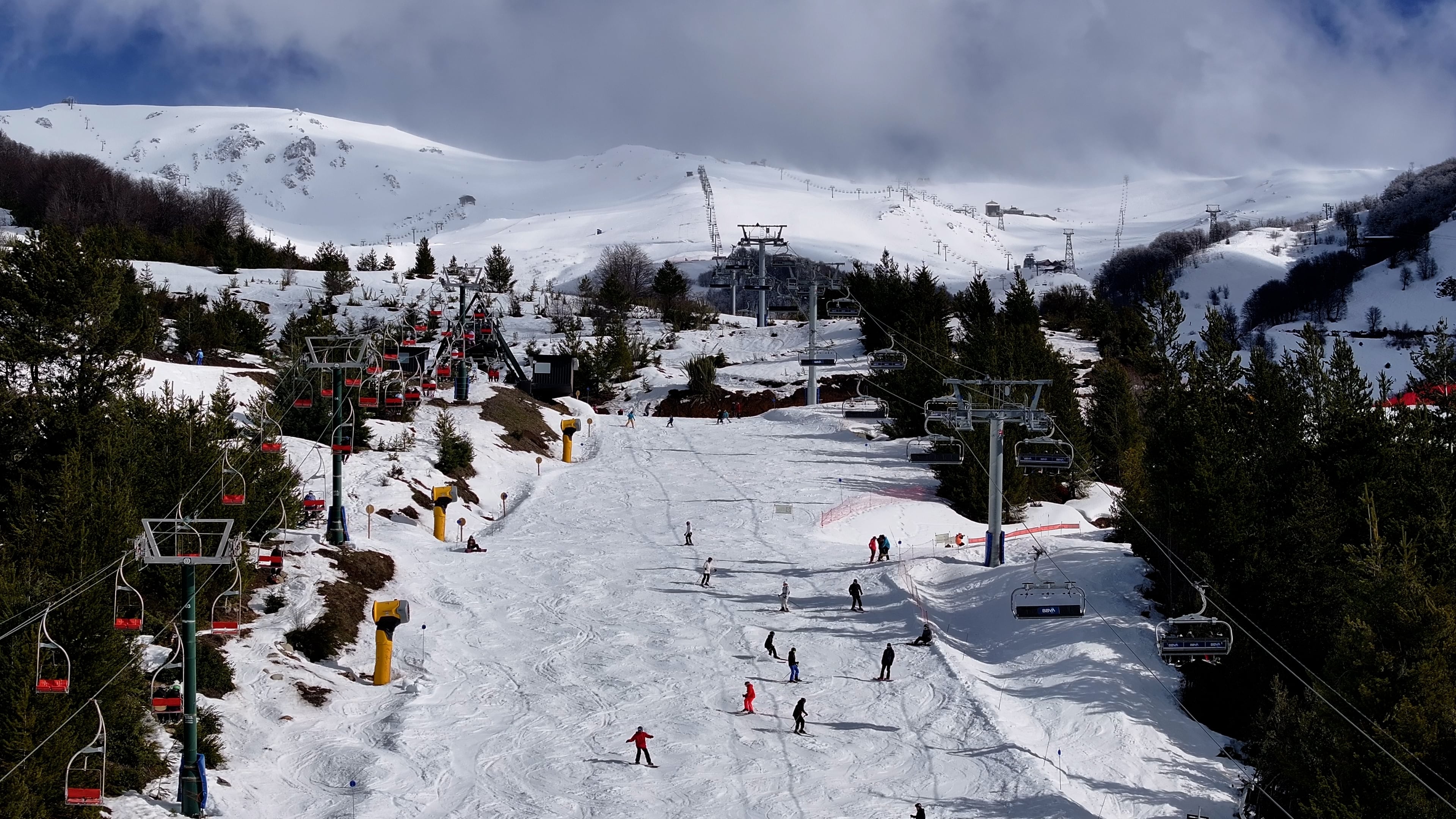 Los principales complejos de la cordillera fueron abriendo de forma progresiva según la acumulación de nieve natural y el refuerzo con fabricación artificial (Foto: Shutterstock)
