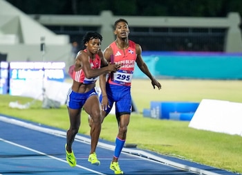 Christopher Melenciano ganó a su equipo la medalla de oro con República Dominicana en el relevo mixto 4x400 metros de los Juegos Centroamericanos y del Caribe Santo Domingo 2026. (Cortesía: Santo Domingo 2026)