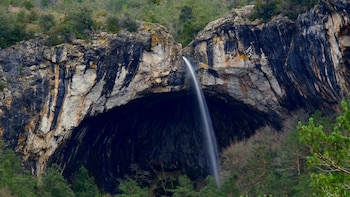 La cueva secreta de Tarragona con una cascada en su interior y a la que se llega por una ruta de senderismo