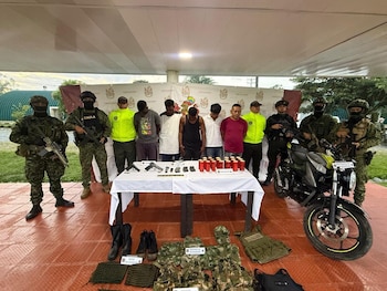 Además de las detenciones fueron incautadas 20 barras de pentolita, dos pistolas, munición, granadas de fragmentación y material de intendencia.