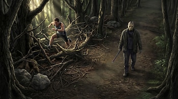 Ilustración de un hombre atlético corriendo sobre raíces en un bosque sombrío, mientras Jason Voorhees con máscara y machete camina por un camino liso.