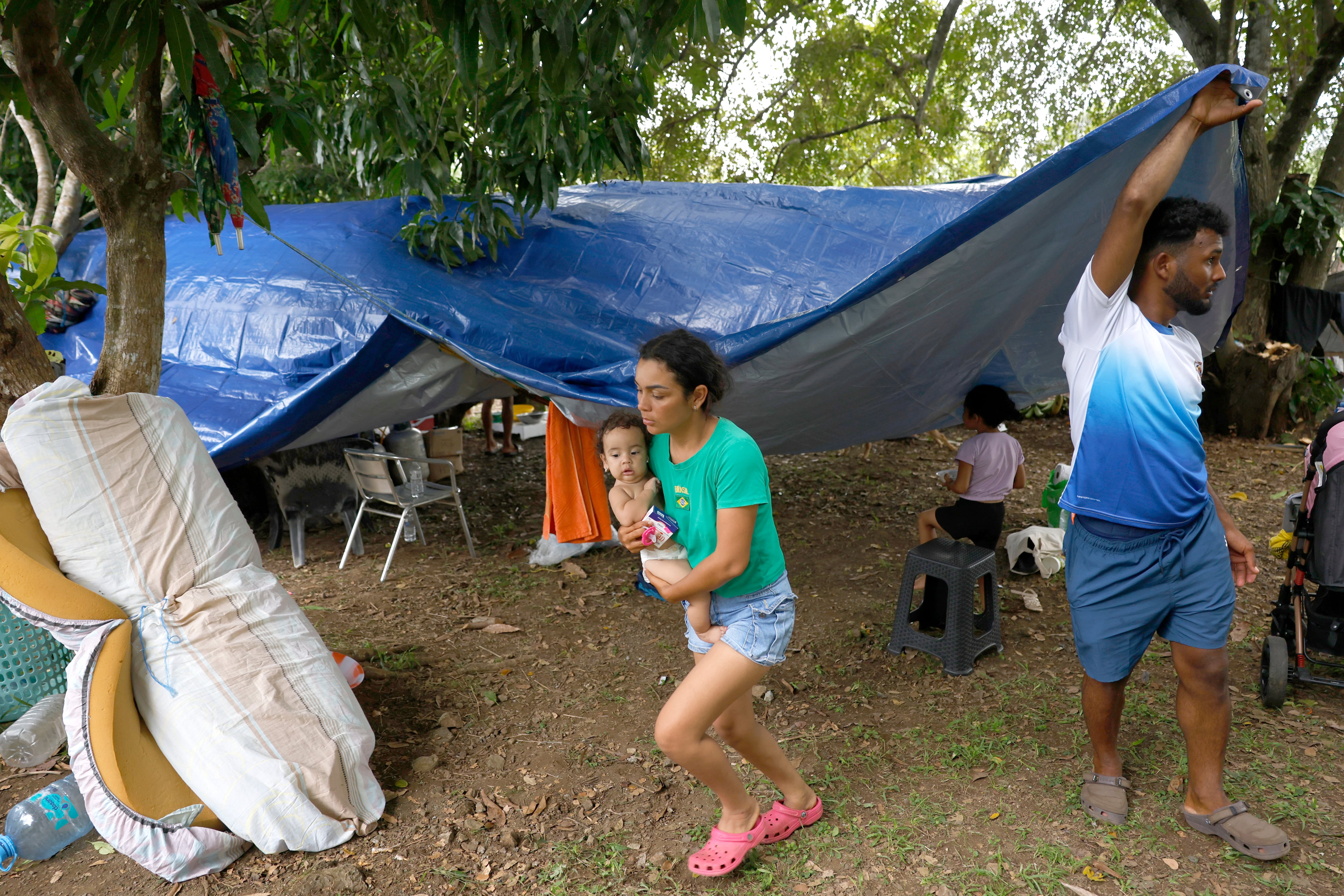 Un total de 3,827 personas permanecen en 55 albergues habilitados para atender a los afectados por el terremoto, de las cuales 2,672 se encuentran en Veraguas. EFE/ Bienvenido Velasco