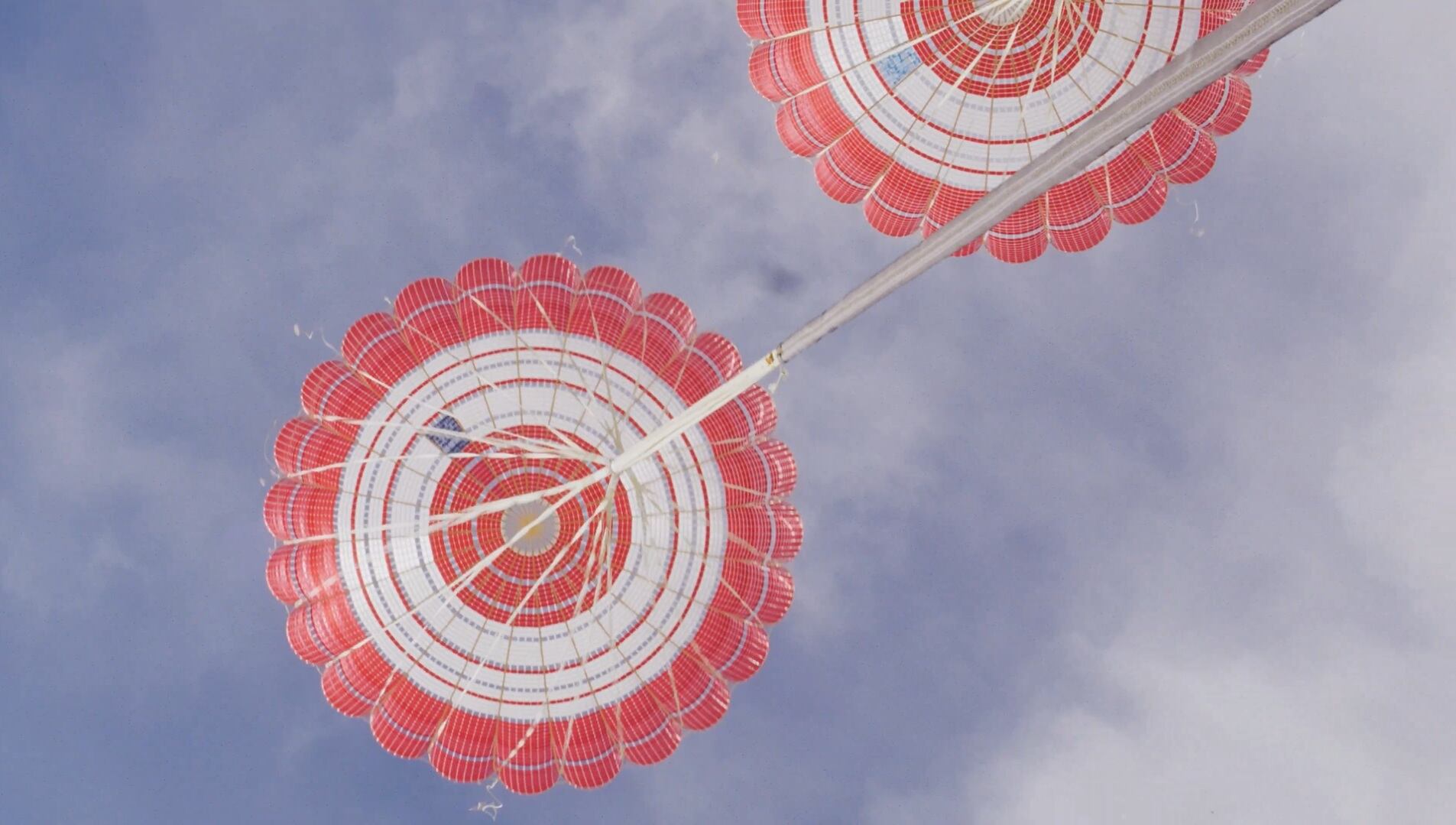 Los nuvos paracaídas durante el descenso