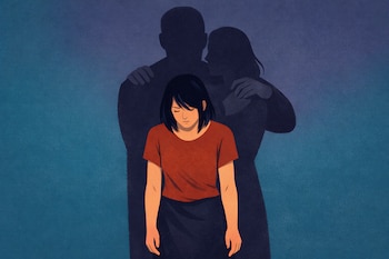Ilustración de una mujer cabizbaja con una camiseta roja y falda oscura, y detrás de ella una sombra difusa de un hombre que la abraza por la espalda.