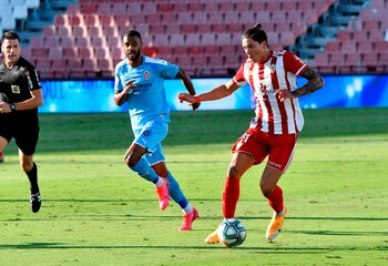 El jugador Darwin Nuñez (d).