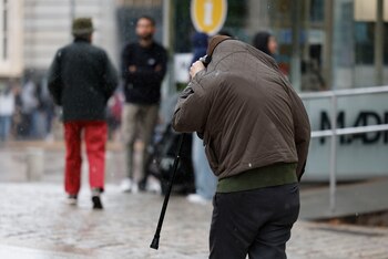 Un hombre se protege de