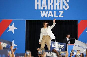 La candidata presidencial demócrata, Kamala Harris, está recortando la ventaja en las encuestas con respecto a su rival republicano, Donald Trump (EFE/Dieu-Nialo Chery)
