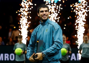 Carlos Alcaraz con el trofeo