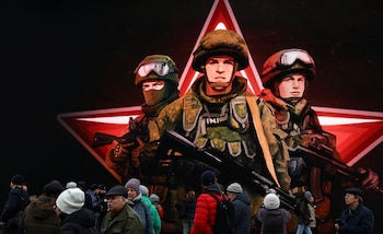 La gente camina cerca de una pantalla que muestra una imagen de militares rusos en una exposición que conmemora el aniversario de un despliegue militar histórico en 1941, cuando los soldados soviéticos marcharon desde la Plaza Roja hacia las líneas del frente durante la Segunda Guerra Mundial, en el centro de Moscú, Rusia, el 8 de noviembre de 2024. REUTERS/Evgenia Novozhenina