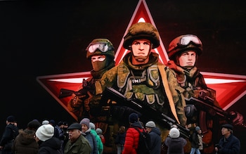 La gente camina cerca de una pantalla que muestra una imagen de militares rusos en una exposición que conmemora el aniversario de un despliegue militar histórico en 1941, cuando los soldados soviéticos marcharon desde la Plaza Roja hacia las líneas del frente durante la Segunda Guerra Mundial, en el centro de Moscú, Rusia, el 8 de noviembre de 2024. REUTERS/Evgenia Novozhenina