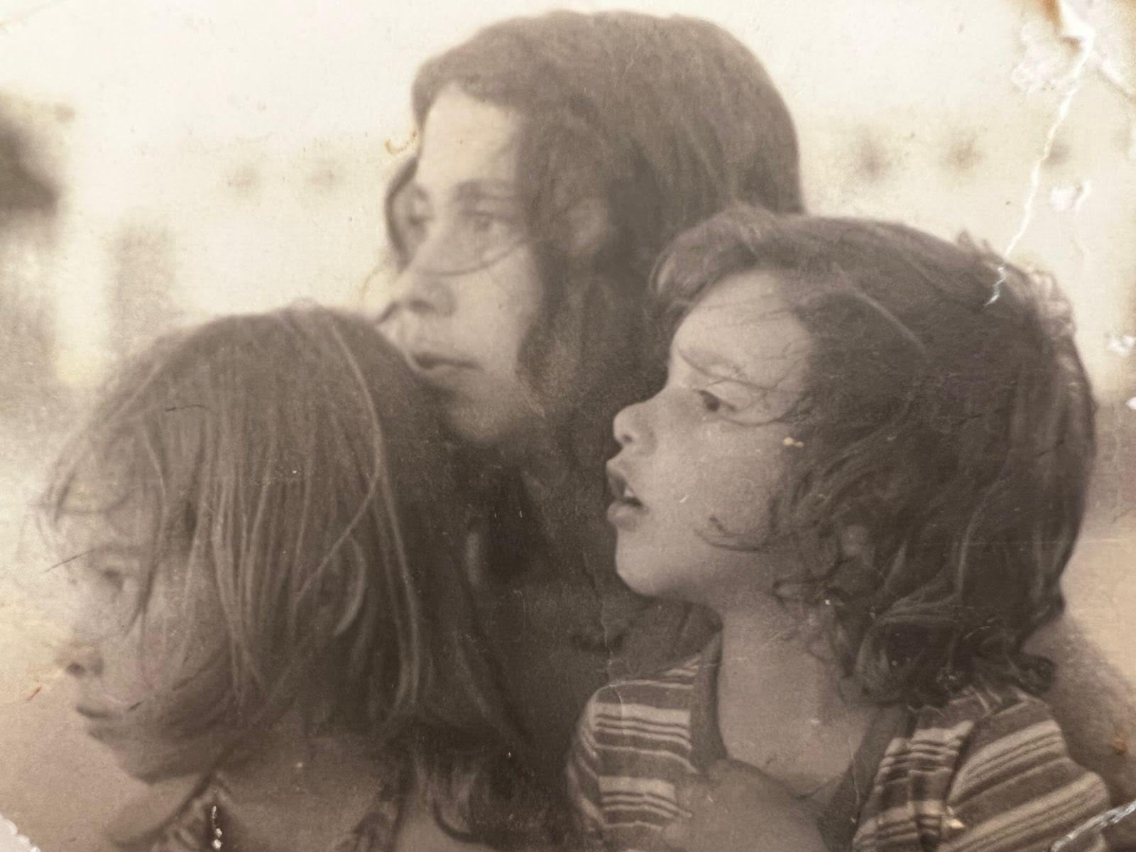 Rodrigo Lussich, su mamá Charo y hermana Fernanda (1975).