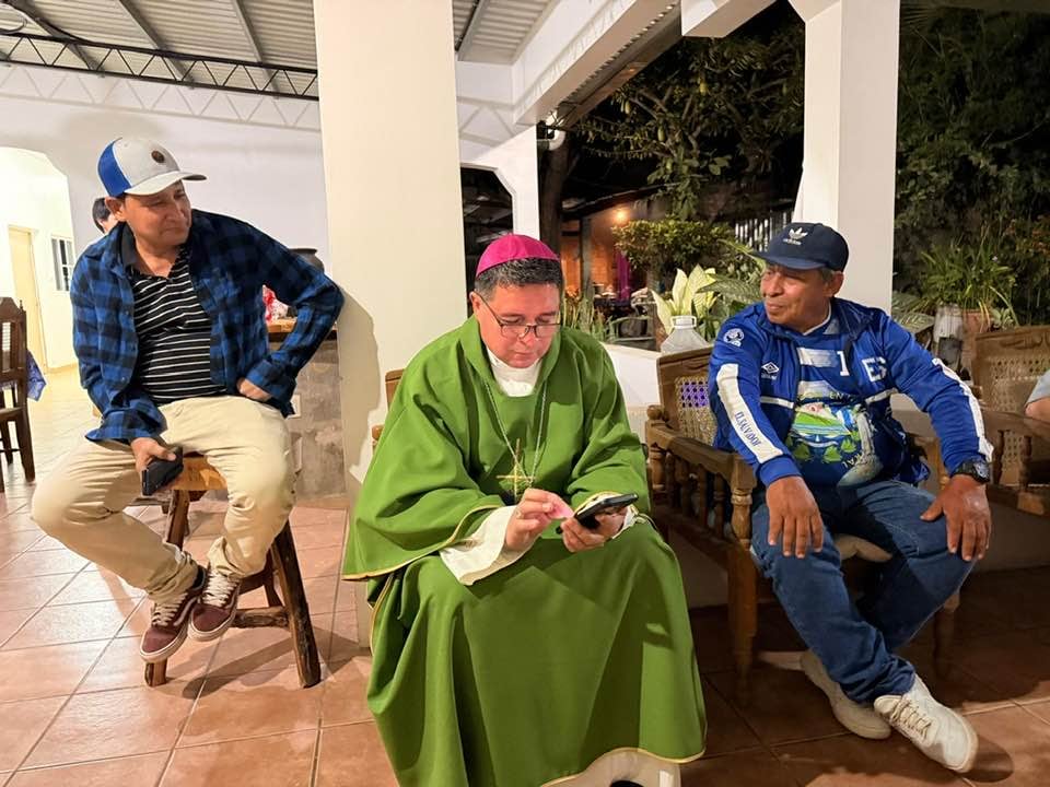 Evelio Menjívar cruzó la frontera estadounidense como migrante irregular, trabajó como obrero y estudió inglés antes de ser ordenado sacerdote en Washington. (Cortesía: Evelio Menjívar)