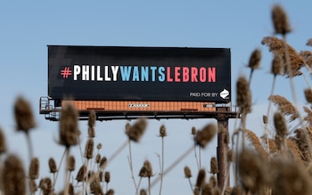 El impacto de LeBron James en Filadelfia se reflejó en entradas más caras, homenajes de restaurantes locales y una ola de celebraciones en redes sociales (AP Foto/Tony Dejak)