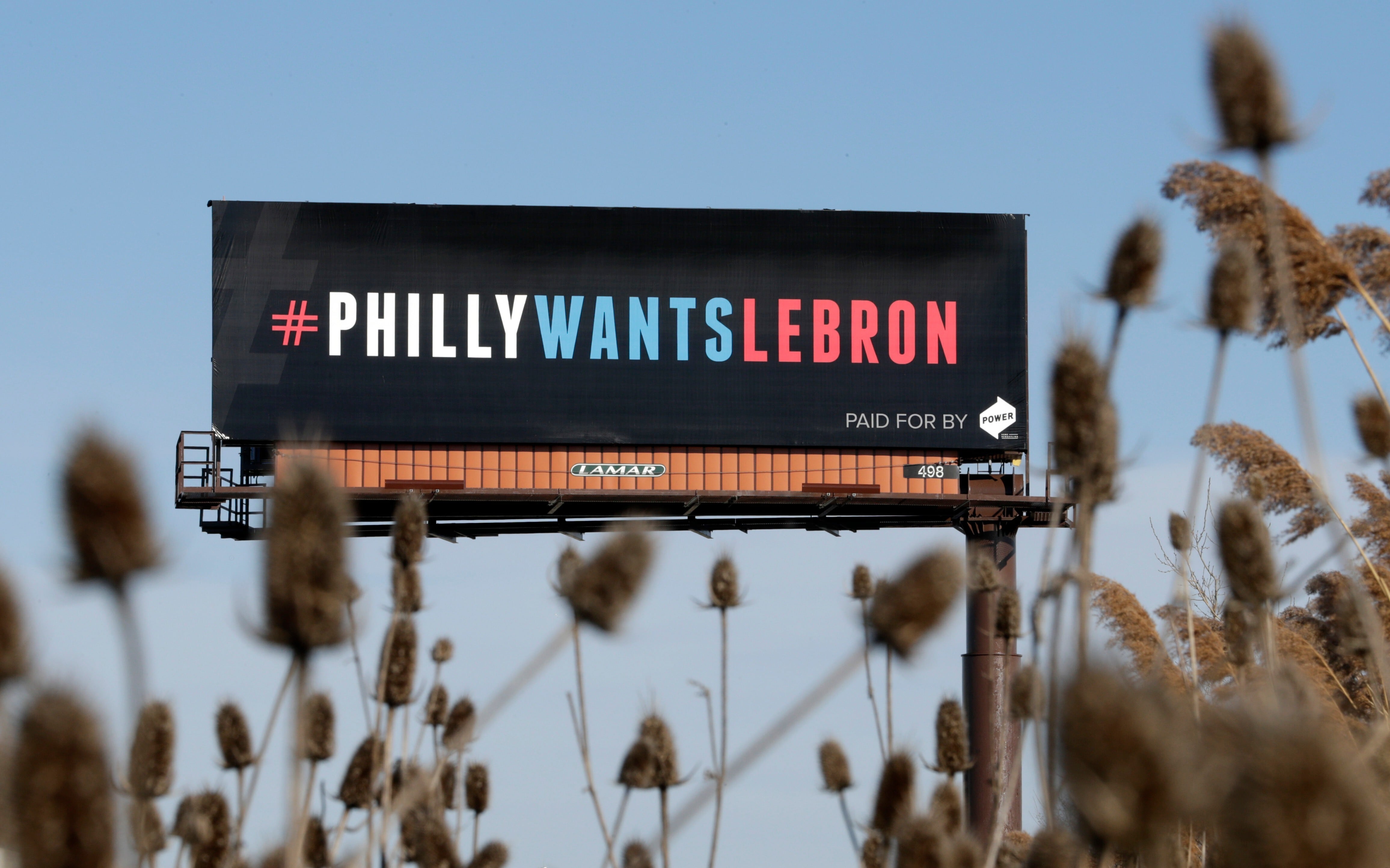 El impacto de LeBron James en Filadelfia se reflejó en entradas más caras, homenajes de restaurantes locales y una ola de celebraciones en redes sociales (AP Foto/Tony Dejak)