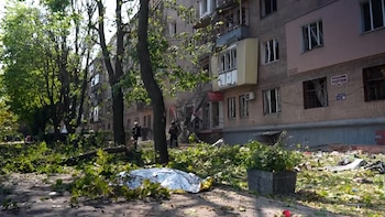 Guerra en Ucrania: devastación en un edificio de departamentos en Kharkiv tras bombardeo ruso capturas