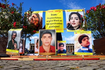 Iraníes en el exilio protestan en Berlín contra la pena de muerte en su país. Solo en 2026, al menos 145 ejecuciones han sido confirmadas en Irán, con más de 400 casos adicionales sin verificar. (REUTERS/Nadja Wohlleben, archivo)