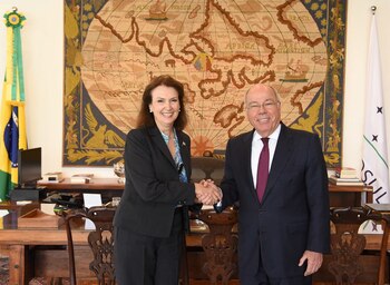 La canciller Diana Mondino reunida