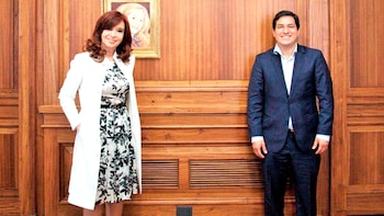 Andrés Arauz junto a Cristina