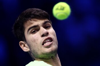 Alcaraz en acción contra Rublev