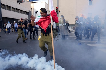 Un manifestante patea una lata