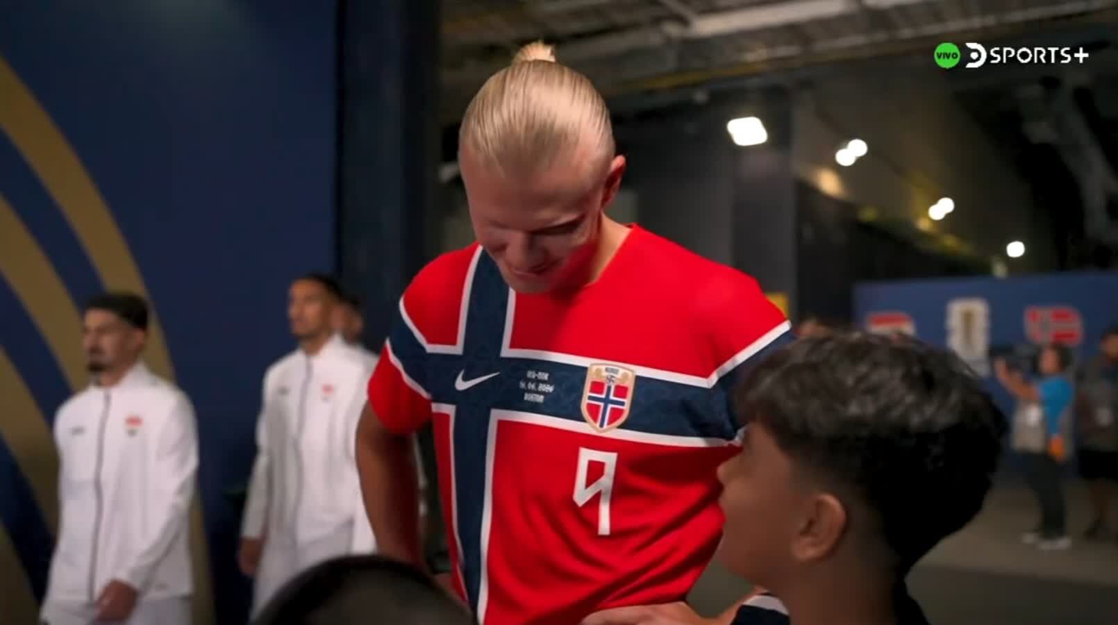 Erling Haaland, con la camiseta de Noruega, comparte un momento especial con niños entusiasmados que le piden su camiseta, mostrando su lado más cercano.