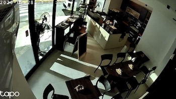 Rompió a cabezazos la puerta de un café, robó la caja registradora y huyó: el video del ataque