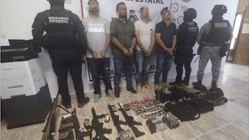 Detienen a 4 personas con arsenal bélico y drogas en Tamaulipas: les aseguraron un fusil Barrett