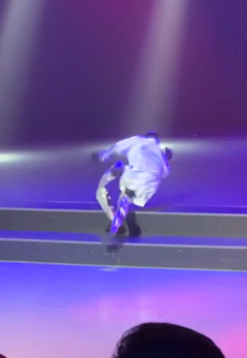Robot humanoide que intentó bailar como Michael Jackson terminó en el suelo.