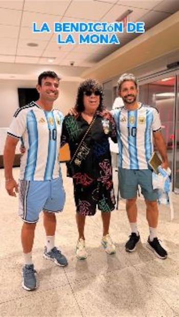 La Mona Jiménez con Ledezma y Blanco, los cordobeses que llegaron a Mundial 2026 en bicicleta desde Argentina