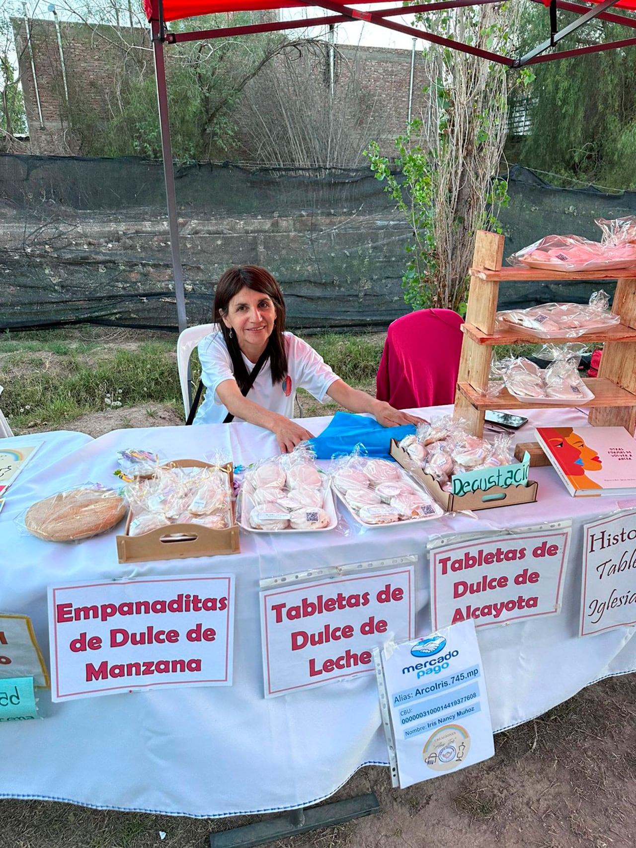 Nancy en un puesto con dulces y productos de repostería típica en la provincia de San Juan (Instagram / arcoiristabletaiglesiana)